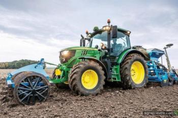 John Deere оснастил трактора 6R новым джойстиком John Deere оснастил трактора 6R новым джойстиком