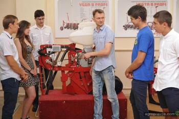 Лаборатория Эльворти в НУБИП пополнилась новыми образцами сельхозтехники Лаборатория Эльворти в НУБИП пополнилась новыми образцами сельхозтехники