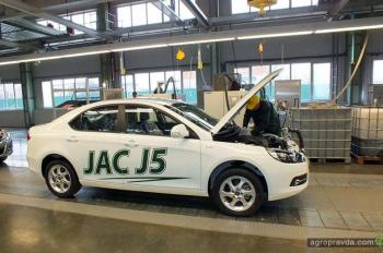 В Украине сошел с конвейера первый автомобиль JAC