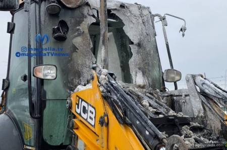 В Киеве во время движения загорелся экскаватор-погрузчик JCB