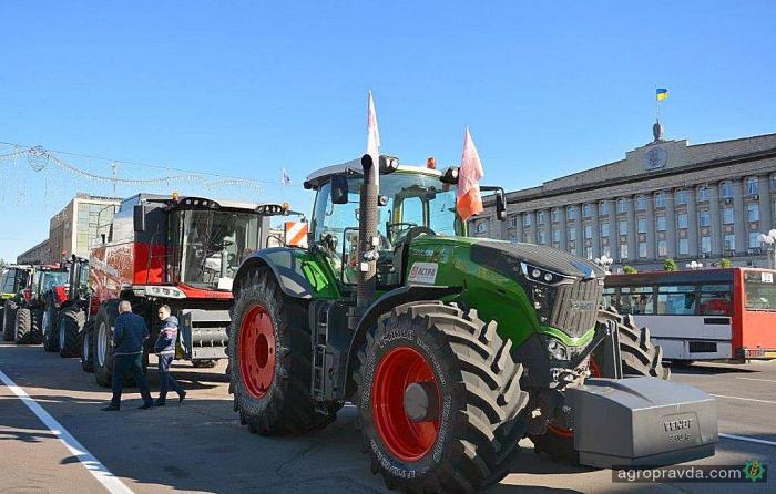 В Черкассах состоялся парад сельхозтехники. Фото
