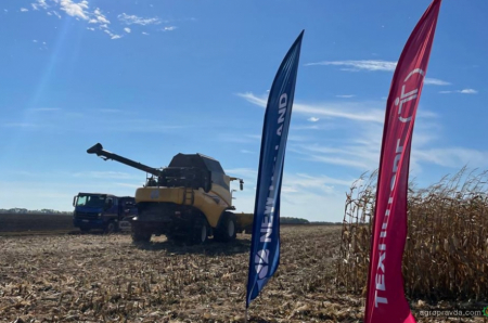 На Київщині продемонстрували роботу потужного комбайну New Holland CR