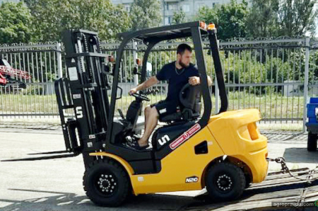 В Україні відвантажили черговий навантажувач UN Forklift