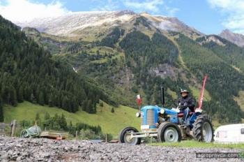 Фермер покорил горы на раритетном тракторе Zetor