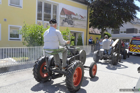 Fendt зібрав 100 старовинних тракторів. Фото