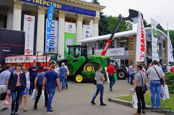 В Киеве представили первый 4-гусеничный трактор John Deere