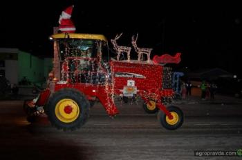 Новогодние тракторы. Фото
