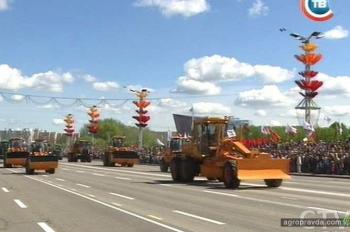 В Минске на параде проехали трактора и комбайны. Фото