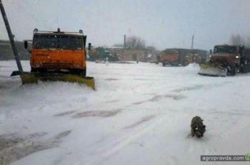 Какие тракторы и техника вышли чистить снег. Фото