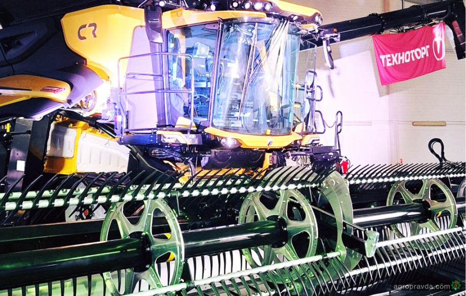 Ще один найновіший комбайн New Holland CR11 представлено на Тернопільщині