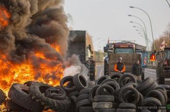 Фермеры в знак протеста тракторами перекрыли трассы. Фото