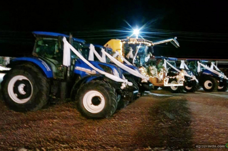 Комбайн та трактори New Holland прийняли участь у весільному кортежі