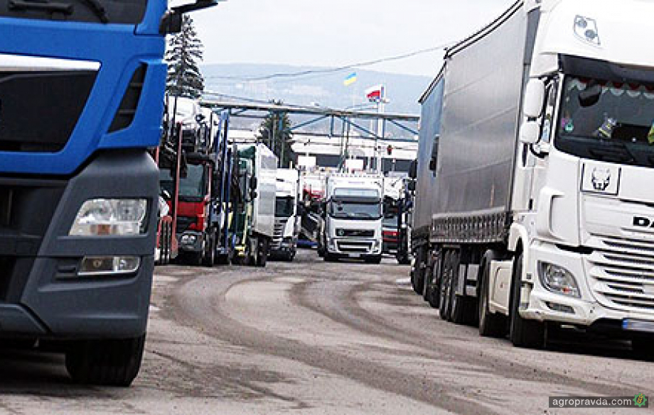 У чергах на польському кордоні близько 1400 вантажівок