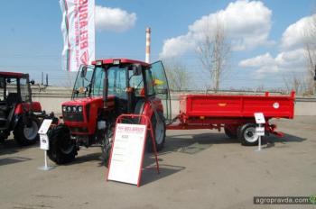 Виталий Кличко протестировал трактор Беларус