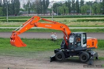 В Киеве прошли гонки на тракторах и погрузчиках