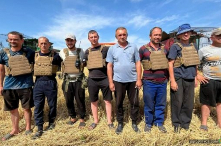 Яку проходять жнива за 8 км від лінії фронту