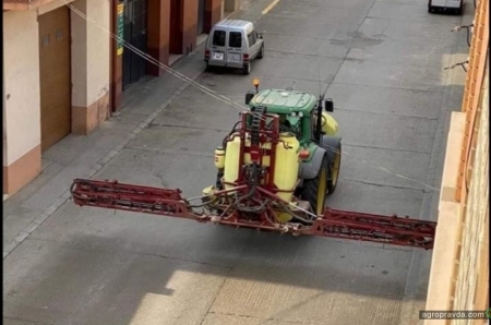 Фермеры вывели трактора для борьбы с коронавирусом. Фото