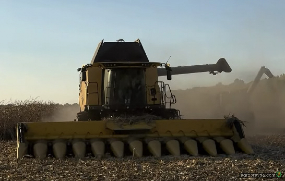 На Кіровоградщині провели демонстрацію роторного комбайна New Holland CR8.90