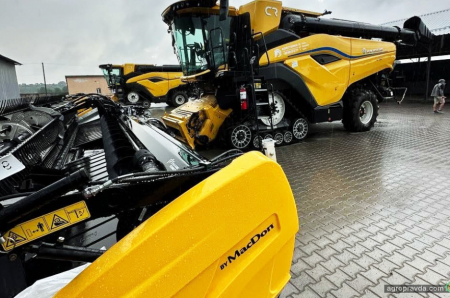 На Хмельниччину поставили одразу 2 комбайни New Holland CR10