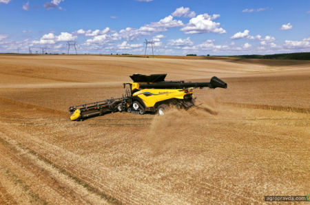 В Україні представлено надпотужний двороторний комбайн New Holland CR