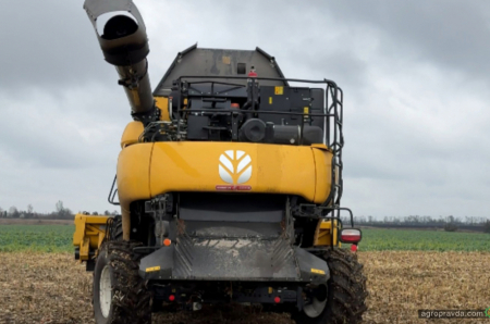 На Київщині пройшло демо-збирання кукурудзи роторним комбайном New Holland CR 7.90