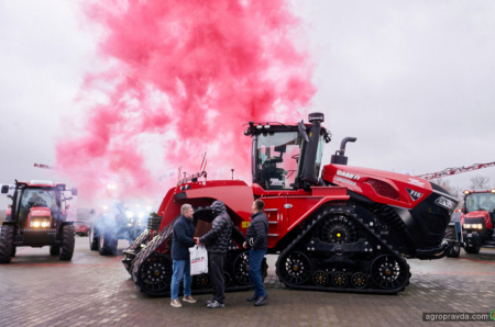 В Україні представили перший в країні найпотужніший трактор CASE IH QUADTRAC 715