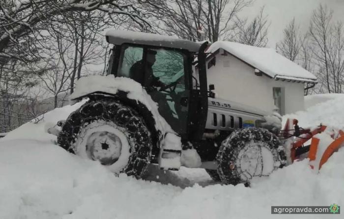 Трактор Lamborghini на уборке снега. Видео