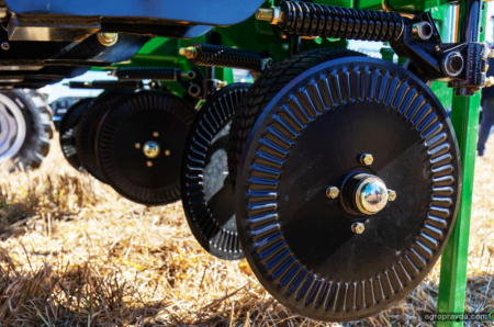Great Plains VT1500 - техніка для ефективного руйнування ущільнених шарів ґрунту