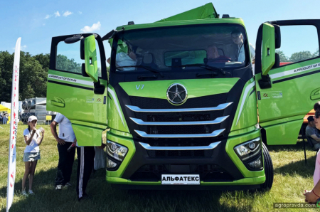 На Agroshow Ukraine представили аграрний самоскид з басейном