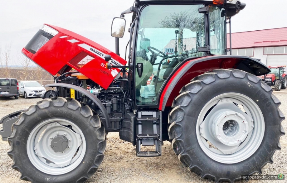 Аграріям доправили трактори Massey Ferguson нового покоління