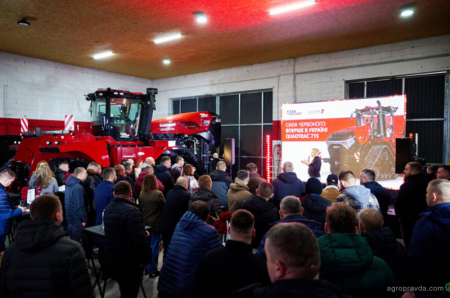 В Україні представили перший в країні найпотужніший трактор CASE IH QUADTRAC 715