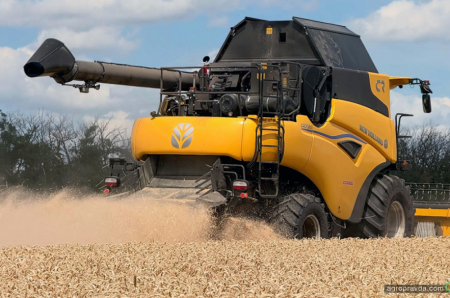 Комбайн New Holland CR7.90 відкрив сезон жнив у господарстві на Кіровоградщині