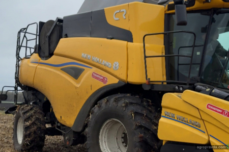 На Київщині пройшло демо-збирання кукурудзи роторним комбайном New Holland CR 7.90
