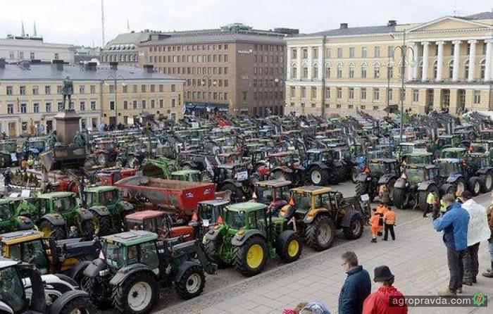 Фермеры провели тракторный марш. Фото