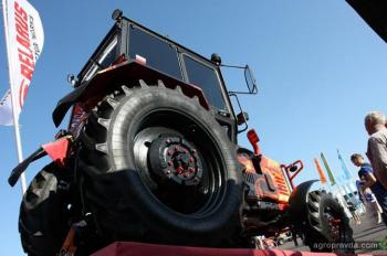 МТЗ представил тюнингованный «огненный» трактор