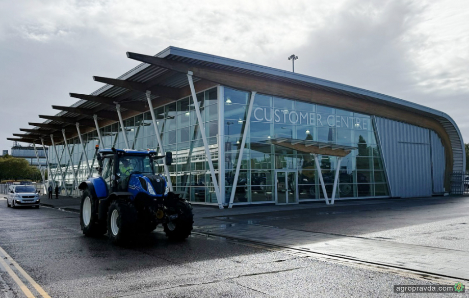 New Holland разом з українськими аграріями відвідали завод в Англії