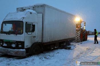 Аграрии вывели трактора к Одесской трассе для расчистки снега. Фото