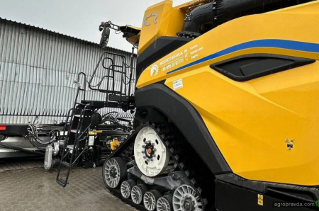 На Хмельниччину поставили одразу 2 комбайни New Holland CR10