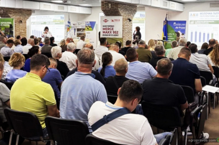 «АБА «Астра» презентувала на молочному конгресі прес-підбирач Fendt Rotana