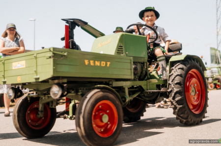 Як пройшла одна з найбільших зустічей 500 історичних тракторів Fendt Dieselross