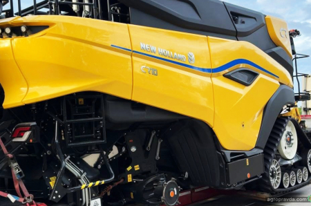 На Хмельниччину поставили одразу 2 комбайни New Holland CR10