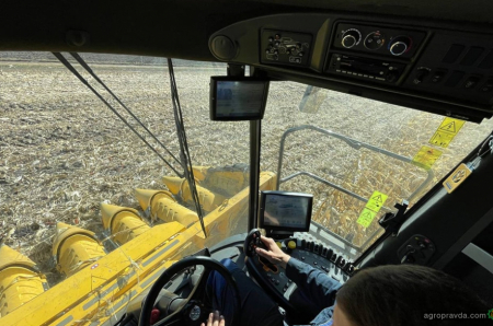 На Київщині продемонстрували роботу потужного комбайну New Holland CR