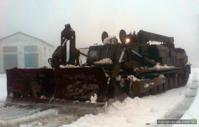 На борьбу со снегом вывели военную технику