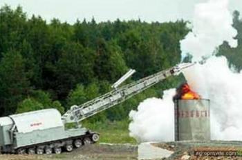 Пожарные танки прибыли тушить пожар на нефтебазе