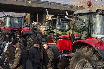 Фермеры в знак протеста тракторами перекрыли трассы. Фото