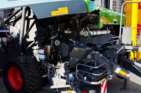 «АБА «Астра» презентувала на молочному конгресі прес-підбирач Fendt Rotana