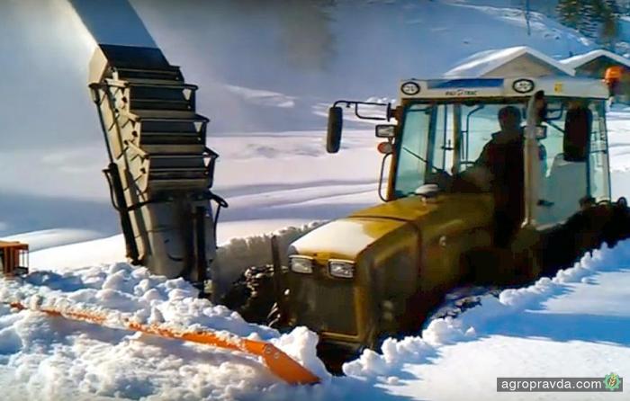 На что способен трактор в снегу. Видео