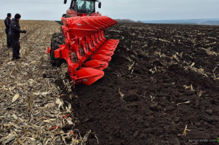 На Харківщині продемонстрували роботу оборотного плуга KUHN MULTI-LEADER XT 8T
