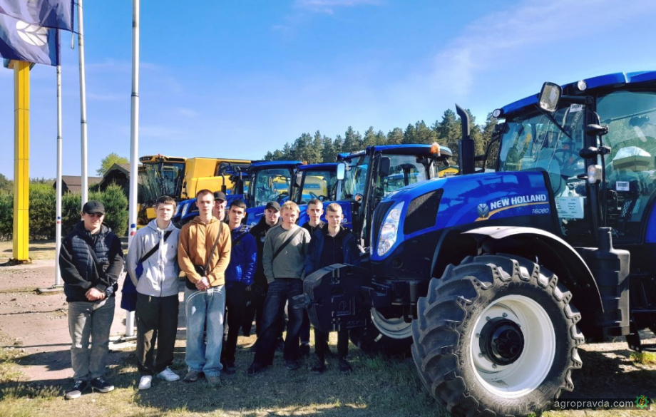 Майбутнім аграріям продемонстрували роботу техніки New Holland в Україні Майбутнім аграріям продемонстрували роботу техніки New Holland в Україні