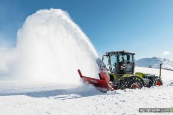 Тракторы на уборке снега. Фото